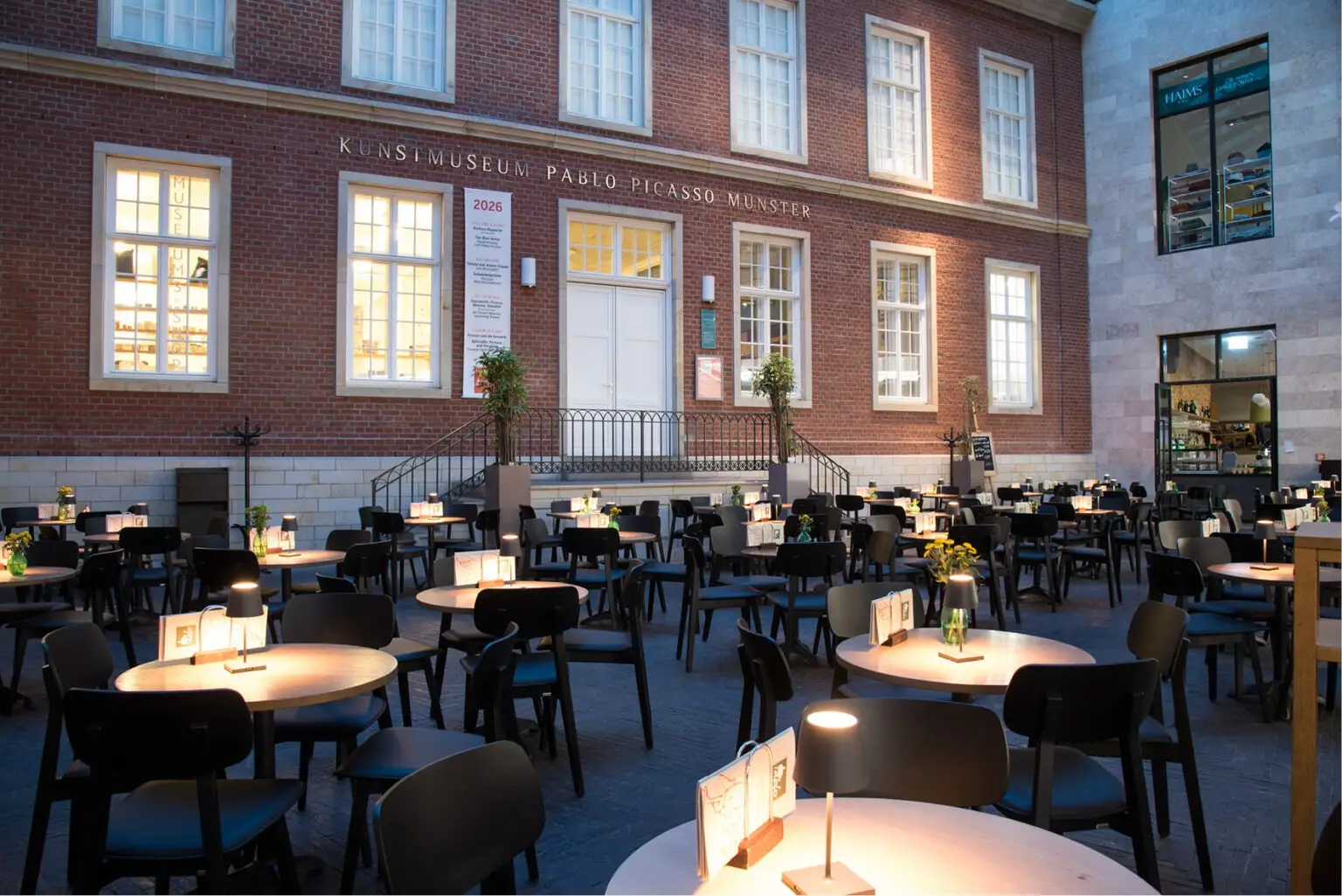 Einrichtung Gastronomie Pablo Arkaden Picasso Museum Schniedersitzt Möbel für gute Gäste, Stuhl Torge in schwarz