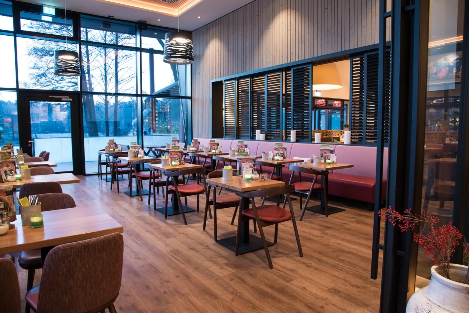 R-Café Gronau Gastronomieeinrichtung Schniedersitzt Möbel für gute Gäste, Gastro-Stühle, Sessel Barhocker, Objekteinrichtung