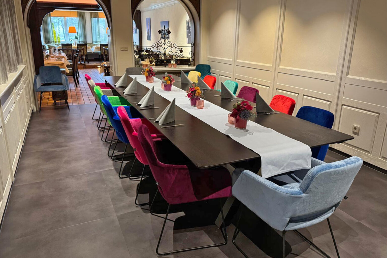 Einrichtung Restaurant Kreuzkrug "kleiner Clubraum" Sessel Marvin bunt Tisch Georg Schniedersitzt Möbel für gute Gäste