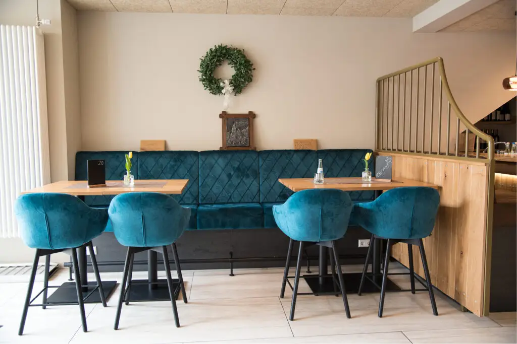 Restaurant-Einrichtung Giebel und Galopp, Hochbänke, Barhocker Sitzmöbel, Schniedersitzt Möbel für gute Gäste