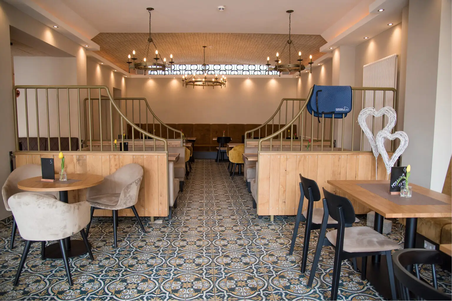 Restaurant-Einrichtung Giebel und Galopp, Polsterbank The, Stuhl Torge, Sessel Mika, Sitzmöbel, Schniedersitzt Möbel für gute Gäste