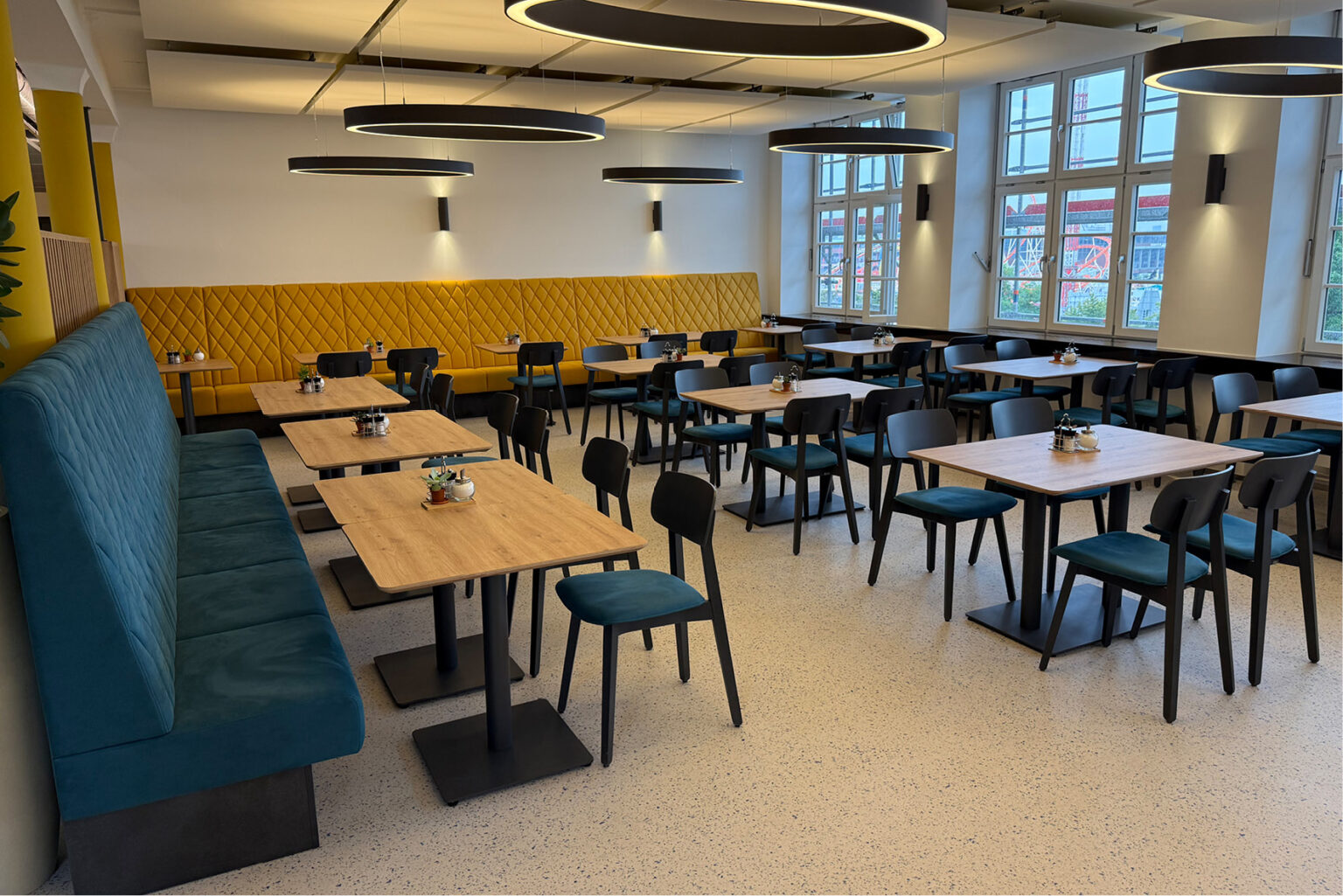 Objektausstattung von A bis Z: Entdecken Sie die neue Kantine und Gastronomieeinrichtung im Ziviljustizgebäude Hamburg mit maßgefertigten Möbeln von Schniedersitzt!