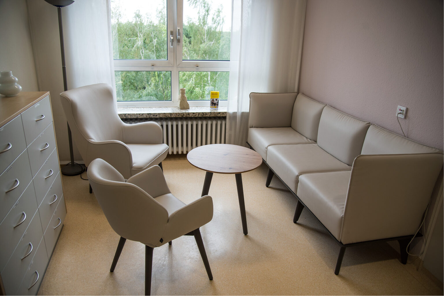 Foto Einrichtung Kreißsaal Herz-Jesu Krankenhaus in Hiltrup, Sofa Leni, Sessel Marc und Beistelltisch Fynn