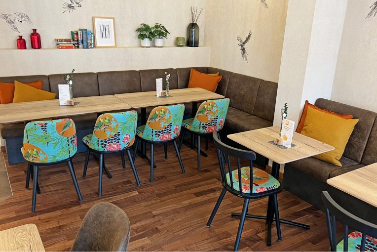 Caféeinrichtung Stuhl Mira, Polsterbank, Säulentisch Jule, Tischplatten mit Schweizer Kante, Holzstuhl Mika