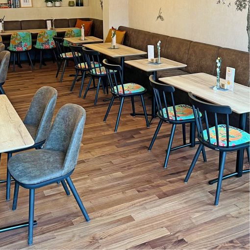 Caféeinrichtung Stuhl Mira, Polsterbank, Säulentisch Jule, Tischplatten mit Schweizer Kante, Holzstuhl Mika