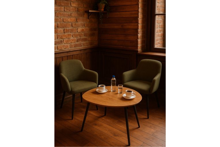 Café-Einrichtung rustikal Sessel Flora, Beistelltisch, Schniedersitzt Möble für gute Gäste