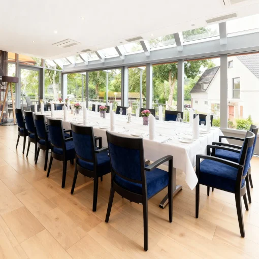 12882 Restaurantstuhl Frieda mit Armlehnen stapelbar Schniedersitzt Möble für gute Gäste Einrichtung Wintergarten