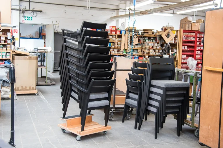 51522 Transport und Lagerwagen Stapelstühle2