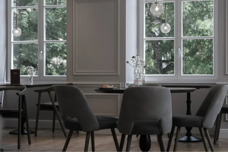 Fotos von einer Café-Einrichtung Backhaus Dreher STRASBOURG Frankreich, schlicht elegant, Möble für gute Gäste