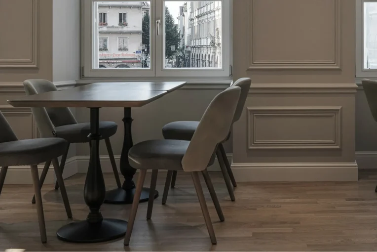 Fotos von einer Café-Einrichtung Backhaus Dreher STRASBOURG Frankreich, schlicht elegant, Möble für gute Gäste