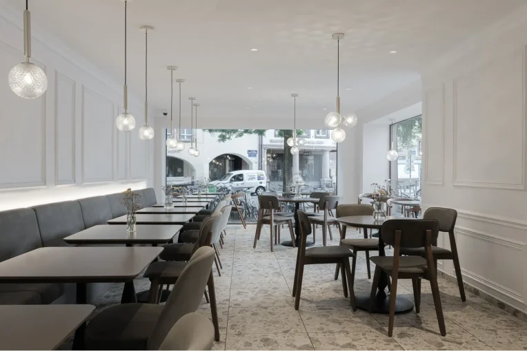 Fotos von einer Café-Einrichtung Backhaus Dreher STRASBOURG Frankreich, schlicht elegant, Möble für gute Gäste