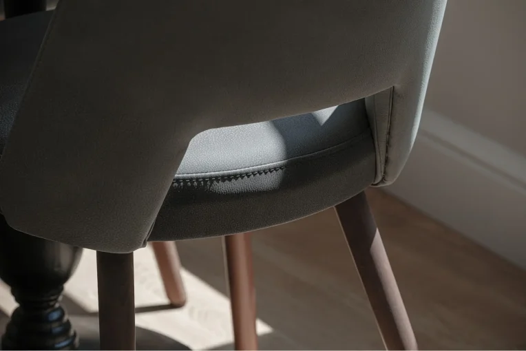 Detailfoto Stuhl Mira, Polsterrücken grau, von einer Café-Einrichtung Backhaus Dreher STRASBOURG Frankreich, schlicht elegant, Möble für gute Gäste