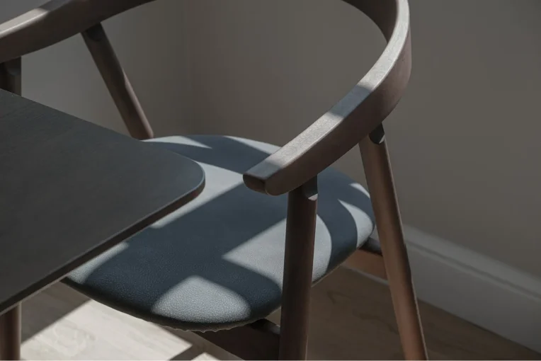 Detailfoto Stuhl Henny, von einer Café-Einrichtung Backhaus Dreher STRASBOURG Frankreich, schlicht elegant, Möble für gute Gäste