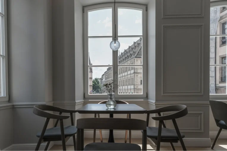 Fotos von einer Café-Einrichtung Backhaus Dreher STRASBOURG Frankreich, schlicht elegant, Möble für gute Gäste