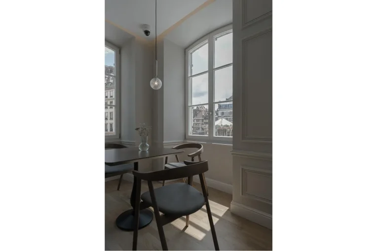 Fotos von einer Café-Einrichtung Backhaus Dreher STRASBOURG Frankreich, schlicht elegant, Möble für gute Gäste