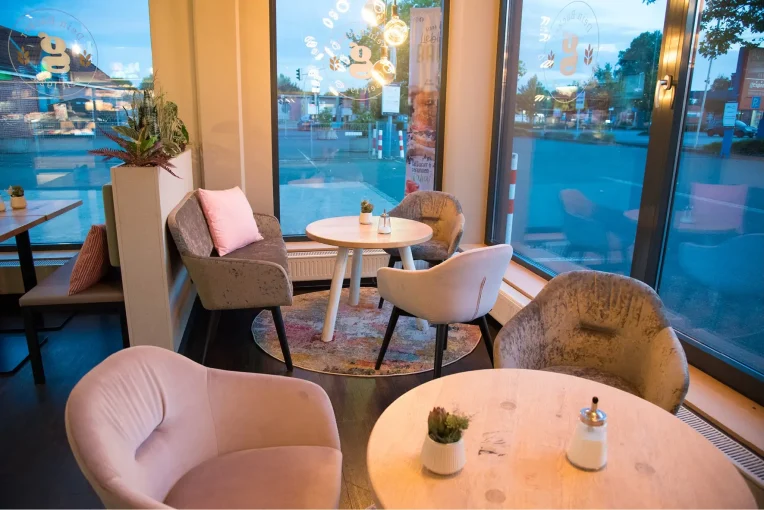 Einrichtung Bäckerei Café Geiping Refresh Dülmen Schniedersitzt Möbel für gute Gäste,  Sessel, Zweisitzer, Stühle, Tische Bänke