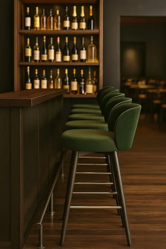 Bild Visualisierung von einer Einrichtung Hotelbar, Barhocker Sara in grün. Schniedersitzt Möbel für gute Gäste