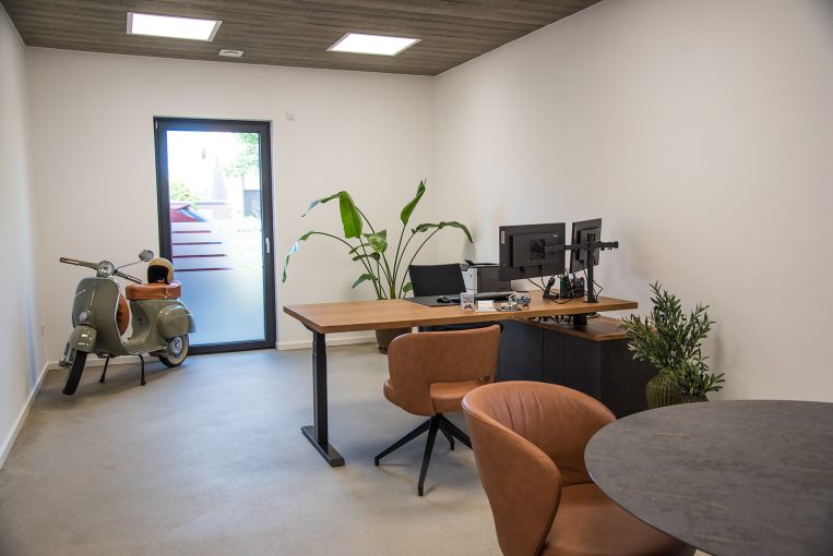 Drehsessel Donna, Leder, Büroeinrichtung LVM Versicherungsagentur Nordmann Dülmen Schniedersitzt Möbel für gute Gäste