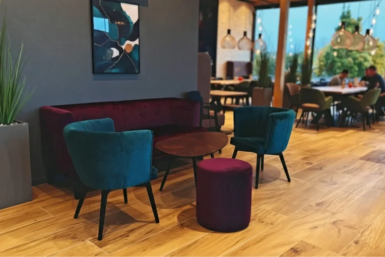 Visualisierung von einer Café Einrichtung, Sitzgruppe Sessel Gretie, Sofa Max, Beistelltisch