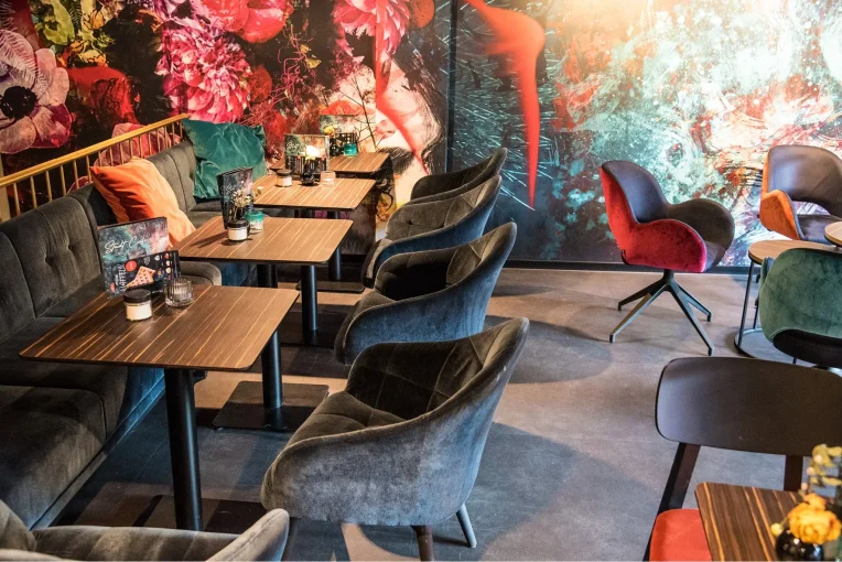 Café Einrichtung Lounge Bereich Polstersessel Tina, Drehsessel Juna