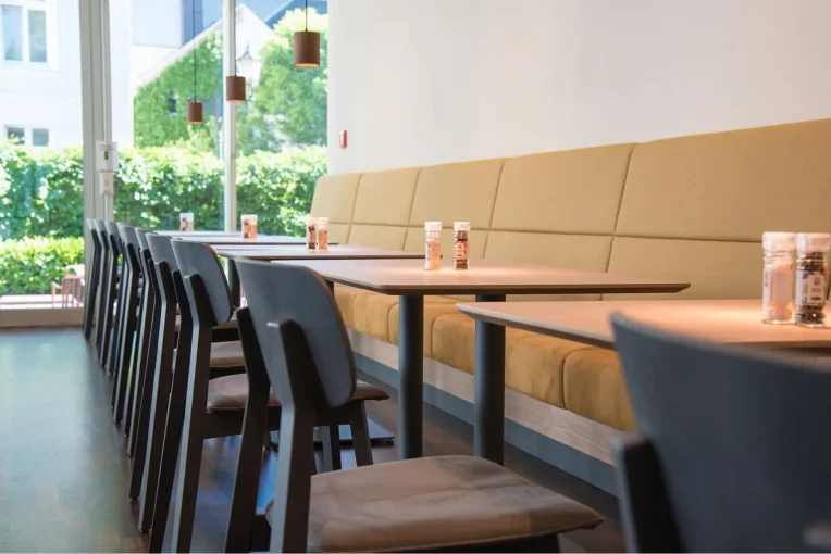 Möblierung, Stühle, Polsterbänke, Säulentische, Campus-Restaurant Franz Haniel Duisburg, Schniedersitzt