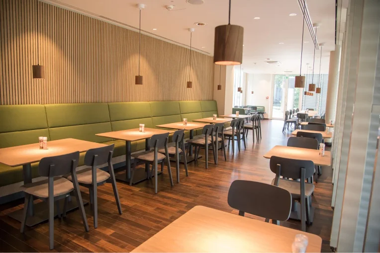 Möblierung, Stühle, Polsterbänke, Säulentische, Campus-Restaurant Franz Haniel Duisburg, Schniedersitzt