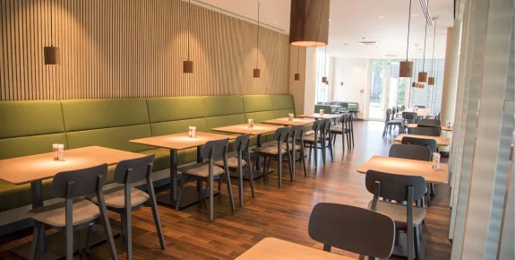Möblierung, Stühle, Polsterbänke, Säulentische, Campus-Restaurant Franz Haniel Duisburg, Schniedersitzt