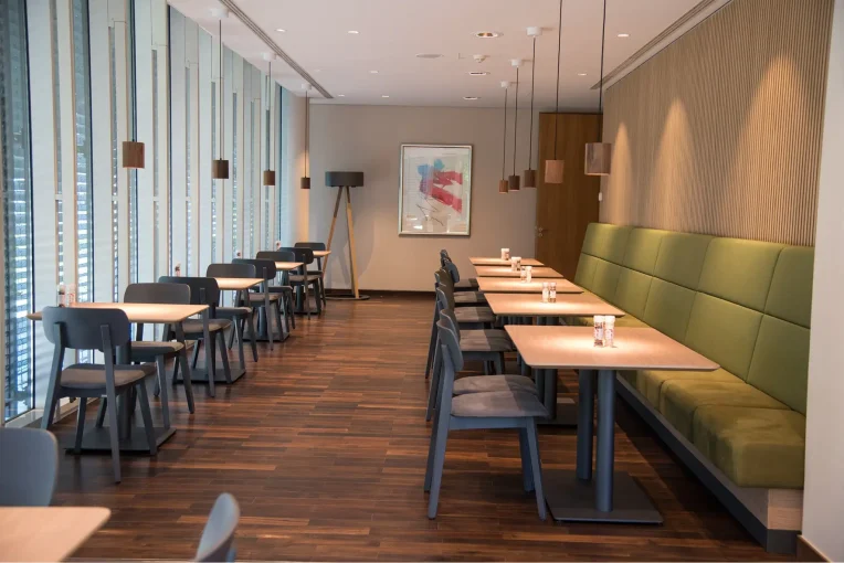 Möblierung, Sitzbereich, Stuhl Torge, Polsterbänke Thea, Säulentische, Campus-Restaurant Franz Haniel Duisburg, Schniedersitzt