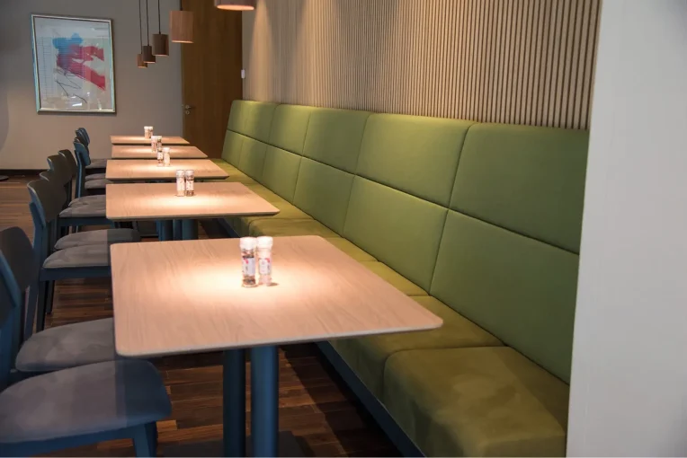Möblierung, Sitzbereich, Stuhl Torge, Polsterbänke Thea, Säulentische, Campus-Restaurant Franz Haniel Duisburg, Schniedersitzt
