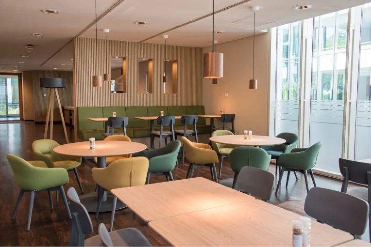 Möblierung, Stühle, Sessel Polsterbänke, Säulentische, Barhocker Campus-Restaurant Franz Haniel Duisburg, Schniedersitzt