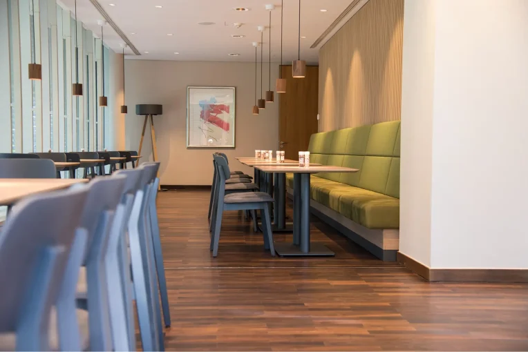 Möblierung, Sitzbereich, Stuhl Torge, Polsterbänke Thea, Säulentische, Campus-Restaurant Franz Haniel Duisburg, Schniedersitzt