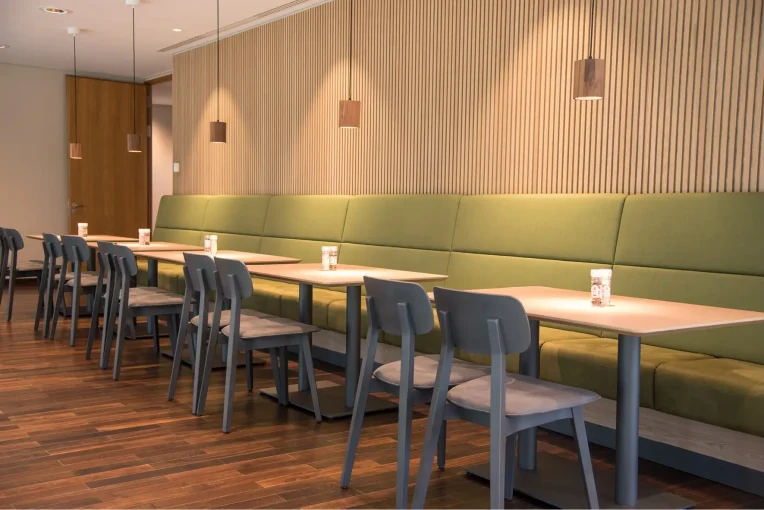 Möblierung, Sitzbereich, Stuhl Torge, Polsterbänke Thea, Säulentische, Campus-Restaurant Franz Haniel Duisburg, Schniedersitzt