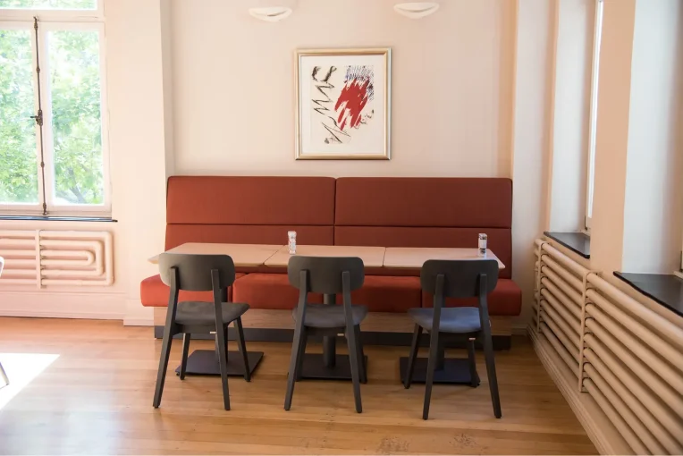 Möblierung, Sitzbereich Polsterbank The in rot, Stühle Torge, Säulentische, Campuss Restaurant Franz Haniel Duisburg