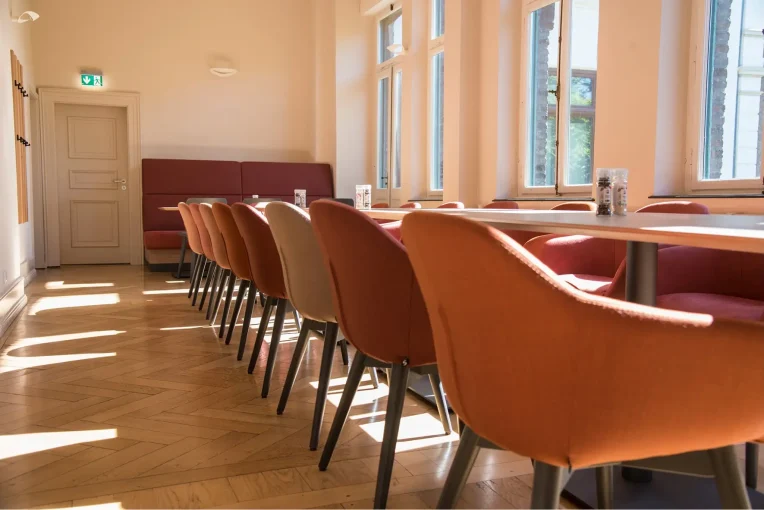 Möblierung Sitzbereich, Sessel Jonna, Campus Restaurant Franz Haniel Duisburg