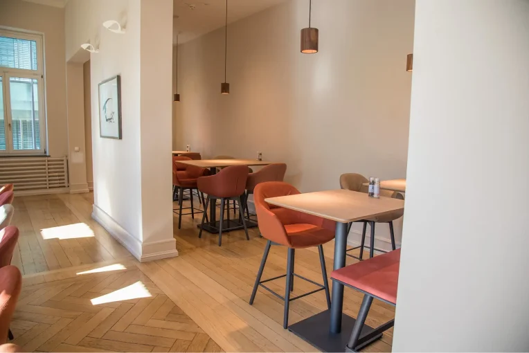 Möblierung Sitzbereich, Barhocker Jonna, Stehtisch, Campus Restaurant Franz Haniel Duisburg