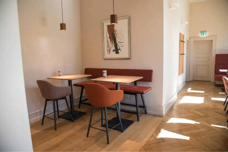 Möblierung Sitzbereich, Barhocker Jonna, Stehtisch, Hochbank Benne, Campus Restaurant Franz Haniel Duisburg