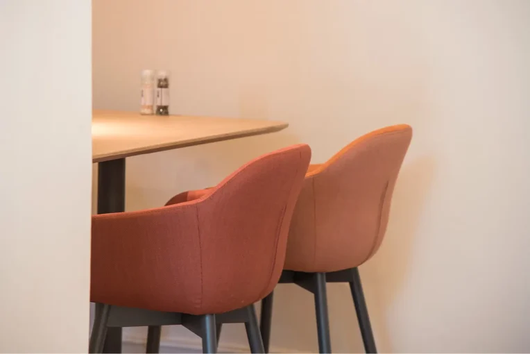 Detailaufnahme, Hocker Jonna rot und orange, Möblierung Sitzbereich, Barhocker Jonna, Stehtisch, Campus Restaurant Franz Haniel Duisburg