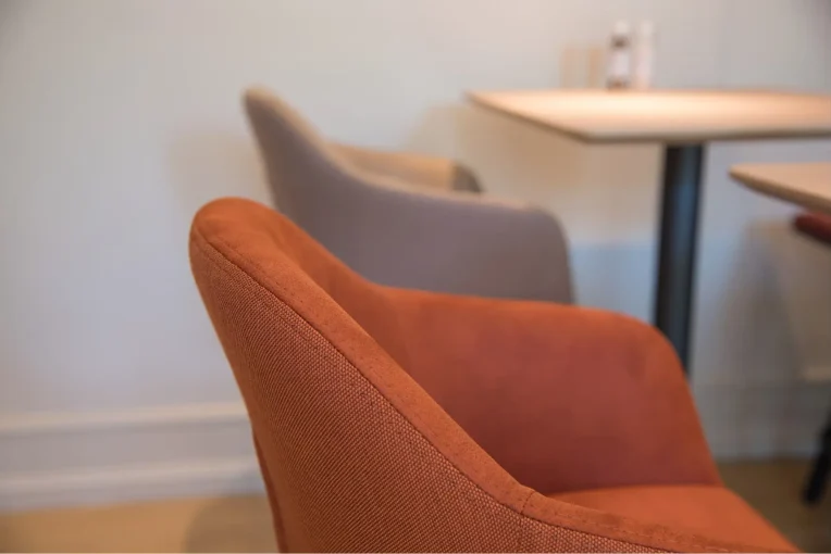Detailaufnahme, Barhocker Jonna, Polster in rot, Campus Restaurant Franz Haniel