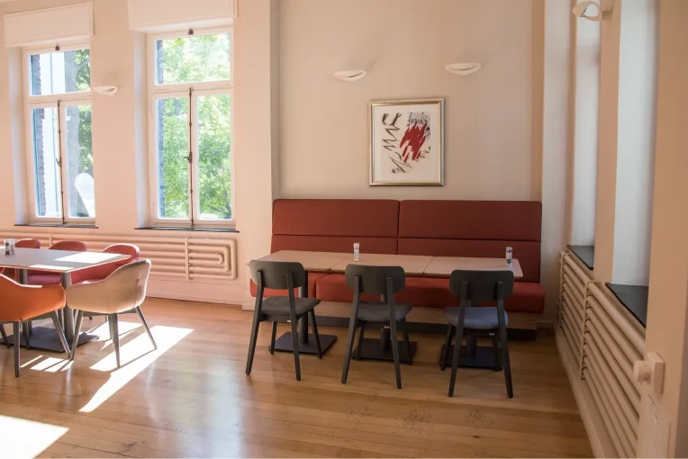 Sitzbereich, Möblierung, Campus Restaurant Franz Haniel, Sessel Jonna in rot, orange und beige, Säulentische, Stuhl Torge, Polsterbank Thea in rot