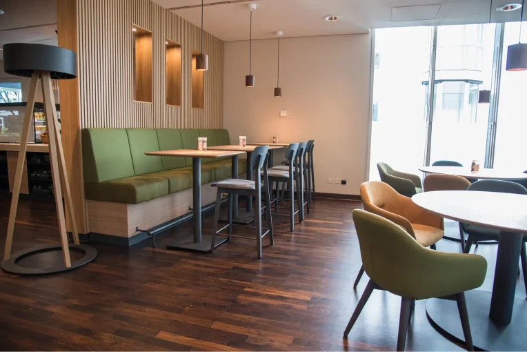 Möblierung, Stühle, Sessel Polsterbänke, Säulentische, Barhocker Campus-Restaurant Franz Haniel Duisburg, Schniedersitzt