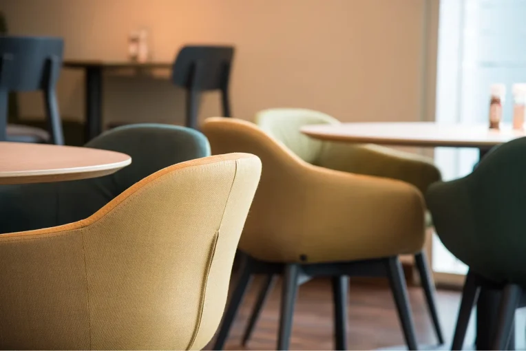Detailaufnahme vom Sessel Jonna, Polstergelb, Campus Restaurant Franz Haniel Duisburg