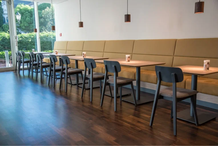 Möblierung, Stühle, Polsterbänke, Säulentische, Campus-Restaurant Franz Haniel Duisburg, Schniedersitzt