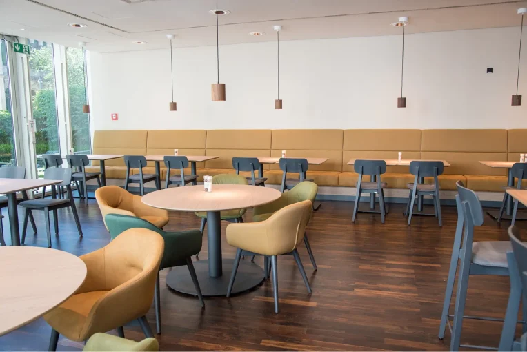 Möblierung, Stühle, Sessel Polsterbänke, Säulentische, Barhocker Campus-Restaurant Franz Haniel Duisburg, Schniedersitzt