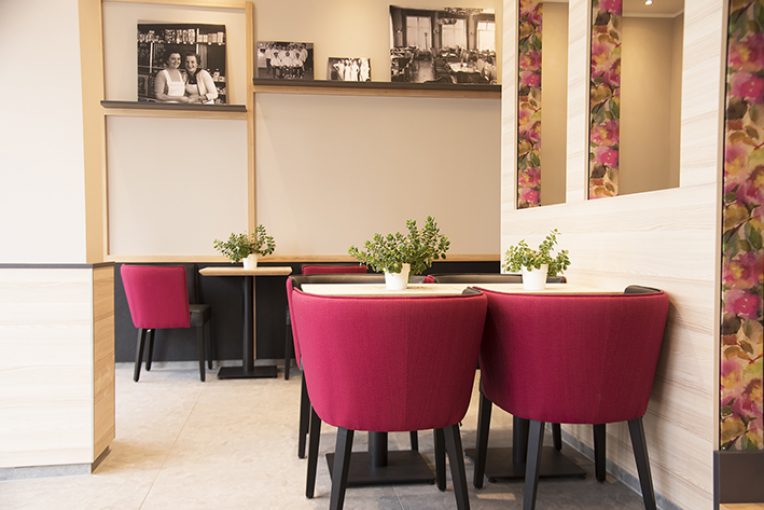 Einrichtung Café Ernst Möbel für gute Gäste Schnieder sitzt