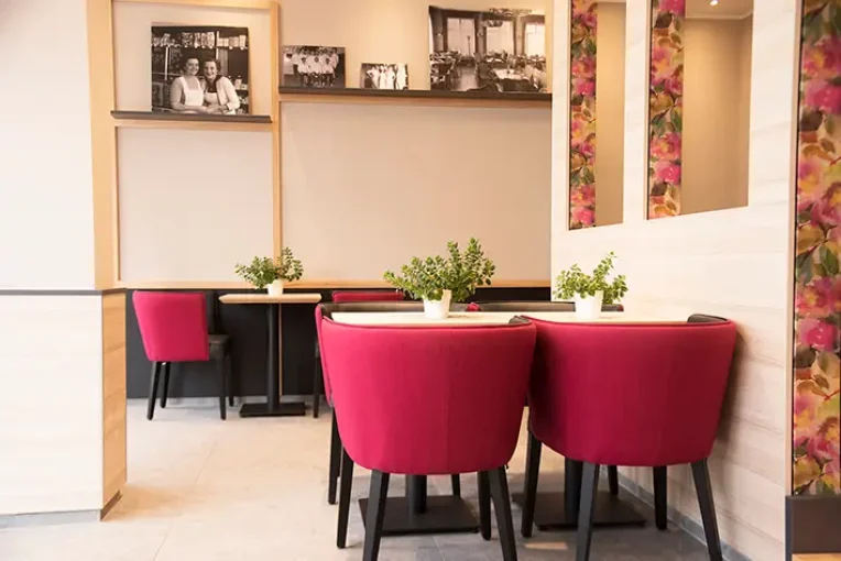 Einrichtung Café Ernst Möbel für gute Gäste Schnieder sitzt