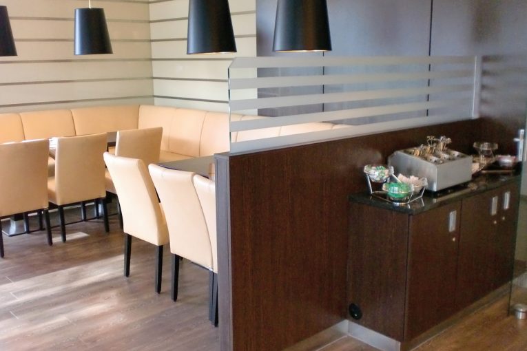 Einrichtung Café Raumteiler Polsterbank Schniedersitzt Möbel