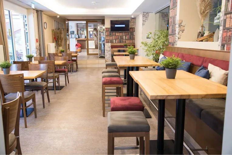 Foto von der Einrichtung Bistro Jugendherberge Haltern am See, Hocker Oskar, Hochbank, Stehtisch