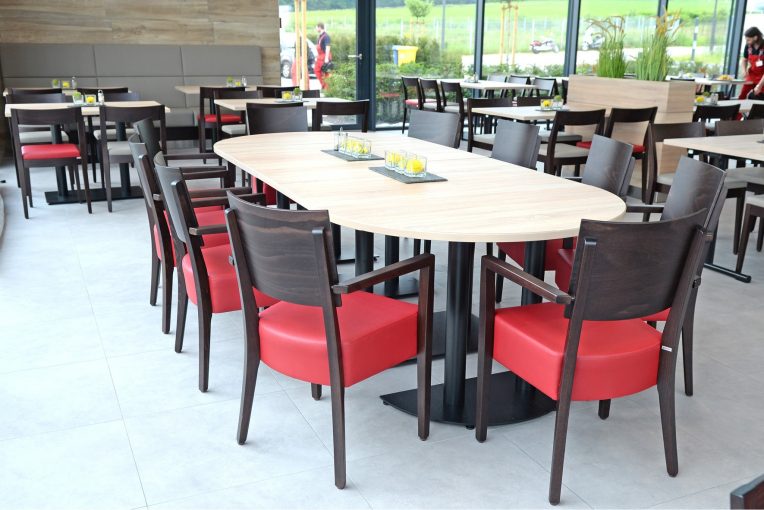 Einrichtung Mitarbeiterrestaurant Kantine Möbel Raumteiler Hochbank Stühle Tische Schnieder Stühle