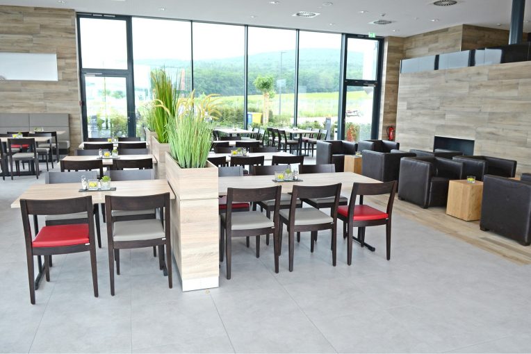 Einrichtung Mitarbeiterrestaurant Kantine Möbel Raumteiler Hochbank Stühle Tische Schnieder Stühle