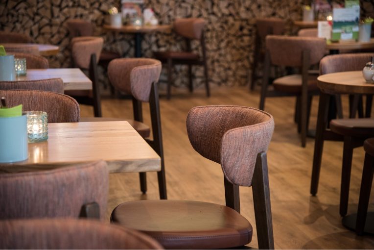 Gastronomie Einrichtung R Café Gronau Stuhl Gronau Schniedersitzt2